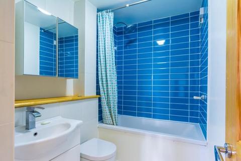 26 Riverside Close, London, W7 1BY