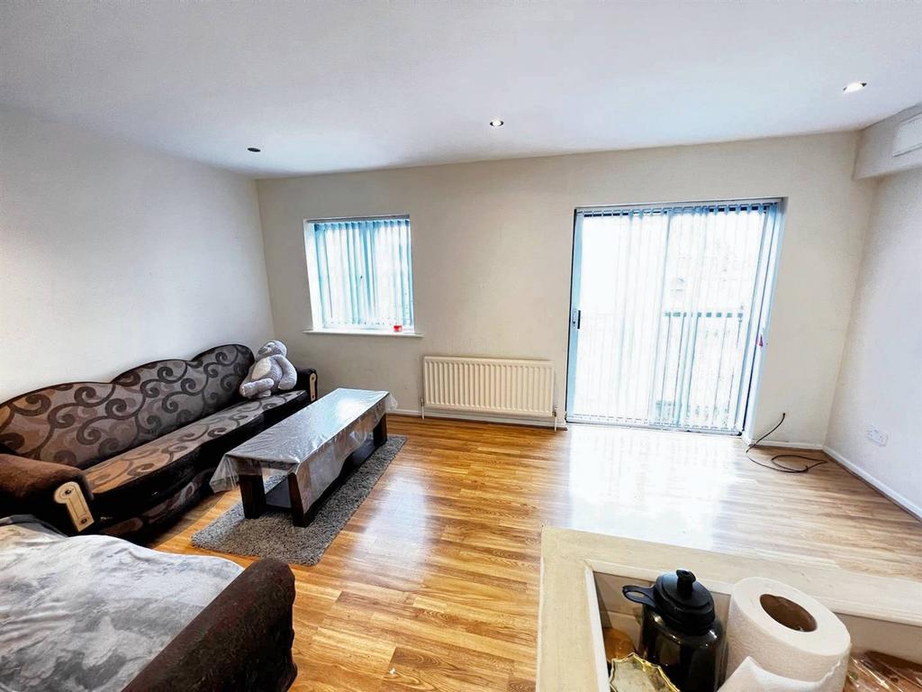 Barwell Court, Barwell Road... 2 bed flat to rent £850 pcm (£196 pw)