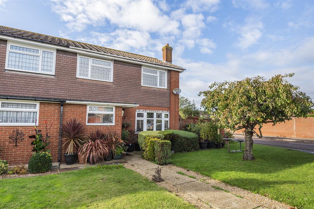 Swanbourne Drive, Hornchurch, RM12 6RG 3 bed semidetached house £450,000
