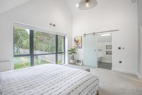 7 Abbots Ride, Farnham, GU9 8HY