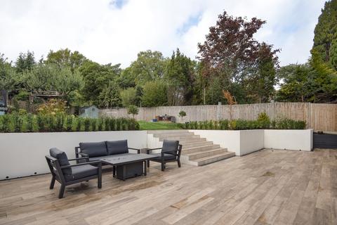 7 Abbots Ride, Farnham, GU9 8HY