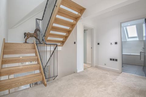 7 Abbots Ride, Farnham, GU9 8HY