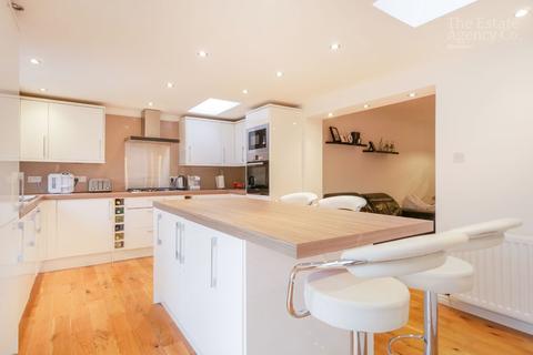 44 Strachur Crescent, Glasgow, G22 6RE