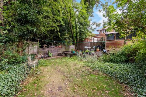 188 Runnymede, London, SW19 2RG