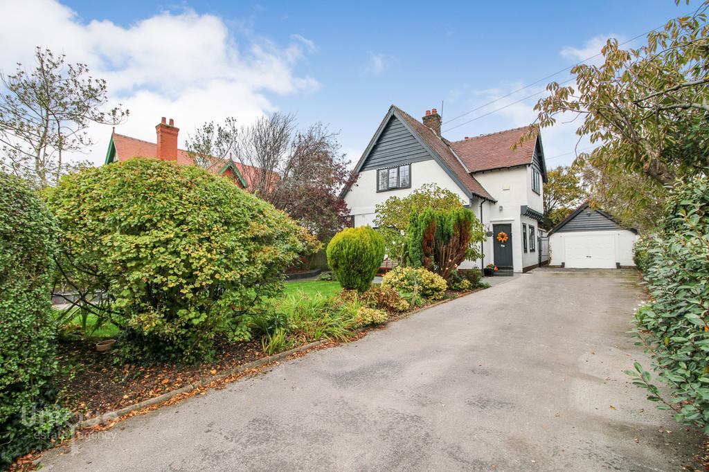 Moorland Road, PoultonleFylde, FY6 3 bed detached house £525,000