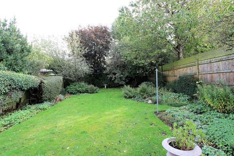 18 Garden Close, Banstead, SM7 2QB