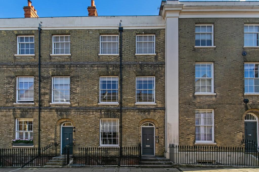 St. Peter Street, Winchester, SO23 2 bed apartment £385,000