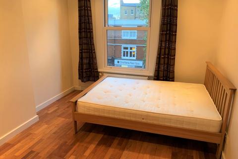 3 bedroom flat to rent, Chiswick High Road, Chiswick