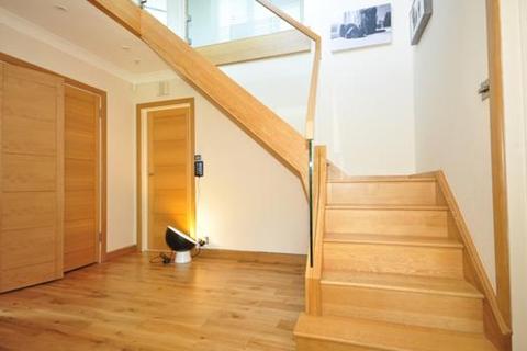 1 Waterfield Drive, Warlingham, CR6 9HP