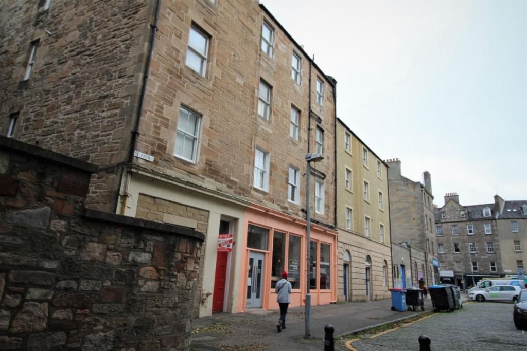 St Patrick Square, South Side, Edinburgh, EH8 9ET 2 bed flat £900 pcm