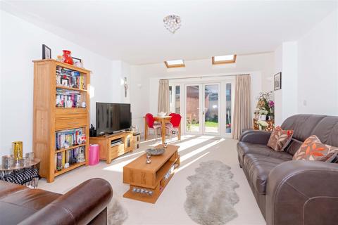 7 Cambrian Way, Worthing, BN13 1FE