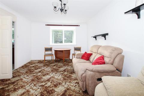 8 Harkness Close, Romford, RM3 9NX