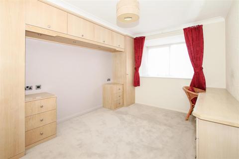 8 Harkness Close, Romford, RM3 9NX