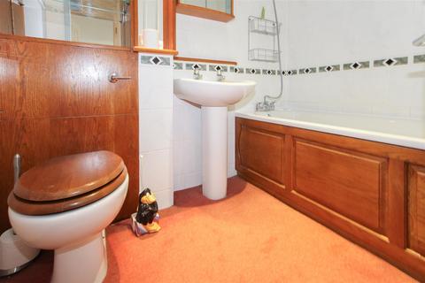 8 Harkness Close, Romford, RM3 9NX