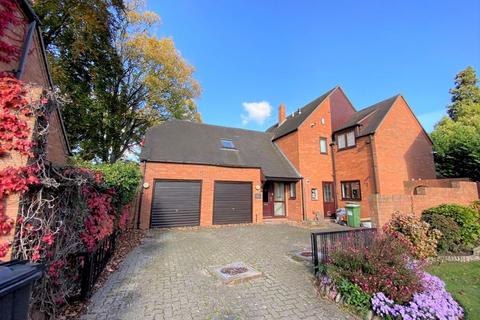 5 bedroom detached house to rent, Carter Grove, Hereford