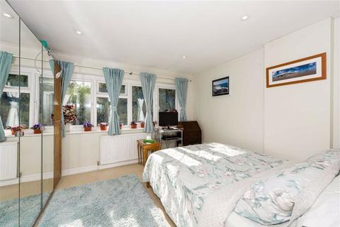 19 The Orchard, Epsom, KT17 1NN