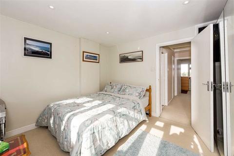 19 The Orchard, Epsom, KT17 1NN