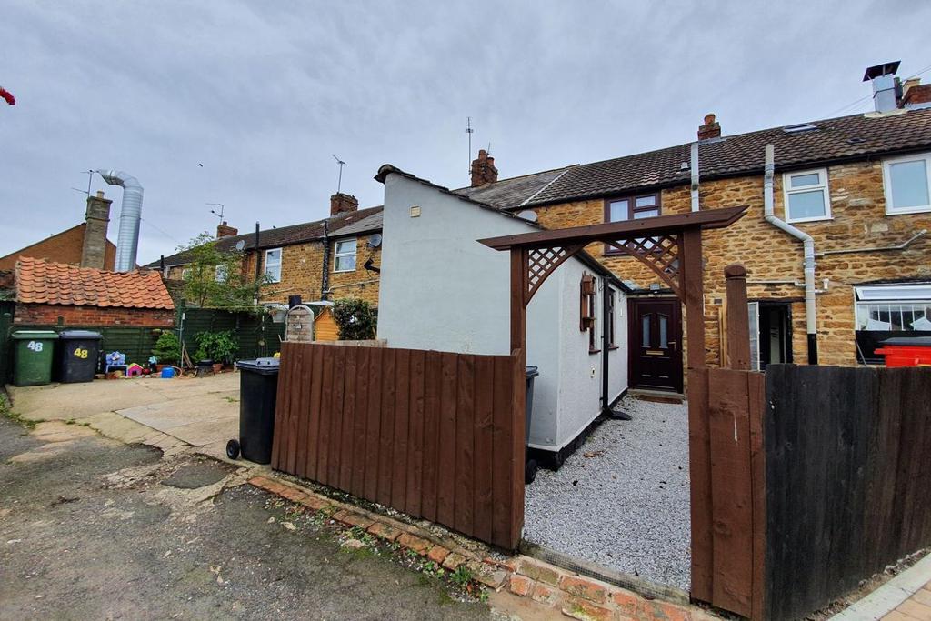 High Street, Earls Barton... 2 bed cottage £750 pcm (£173 pw)