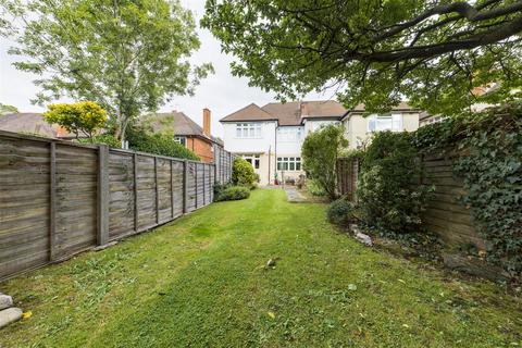 37 Lloyd Court, Pinner, HA5 1EF