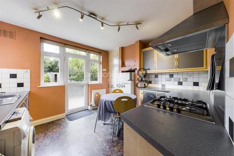 37 Lloyd Court, Pinner, HA5 1EF