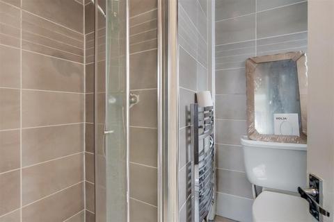 18 Salcombe Road, London, E17 8JH
