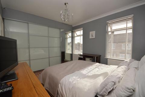 80 Essex Road, Romford, RM7 8AX