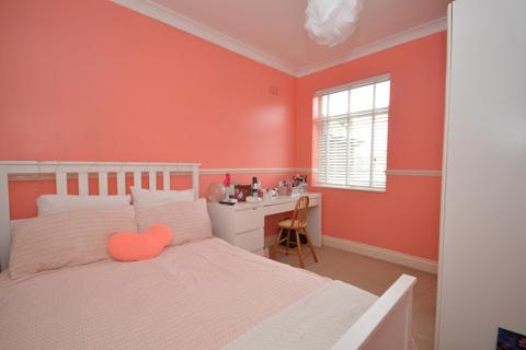 80 Essex Road, Romford, RM7 8AX