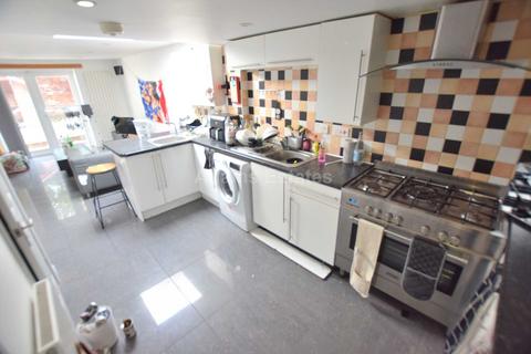 7 bedroom terraced house to rent, Carnarvon Road, Reading