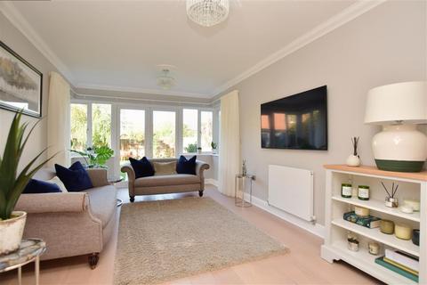 2 Chestnut Close, Chartham, Canterbury, CT4 7TD