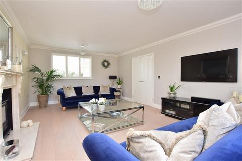 2 Chestnut Close, Chartham, Canterbury, CT4 7TD