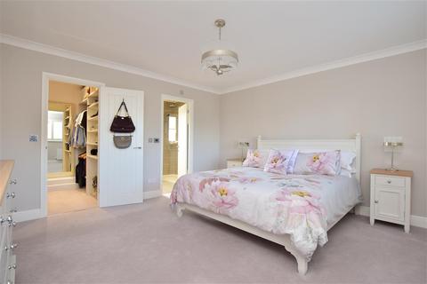 2 Chestnut Close, Chartham, Canterbury, CT4 7TD