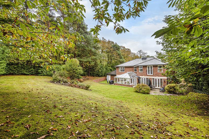 Westwood Road, Windlesham, GU20 4 bed detached house £7,200 pcm (£1,662 pw)