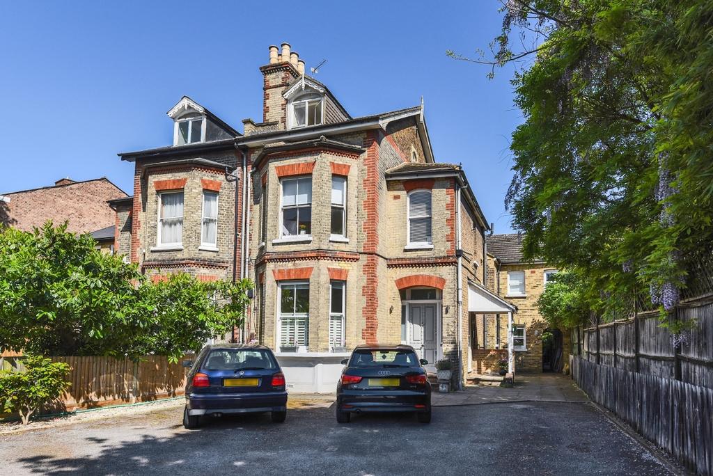 Granville Road Southfields SW18 2 bed apartment £1,495 pcm (£345 pw)