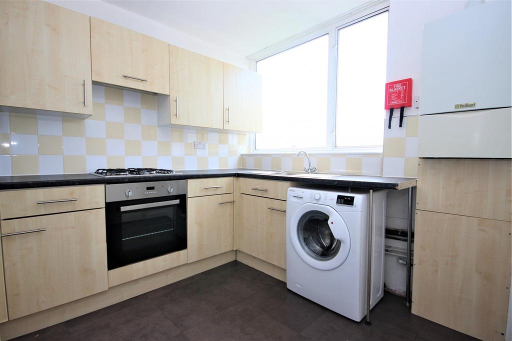 Stonehill Court, Markfield Gardens, Chingford, E4 2 bed flat - £1,300 ...