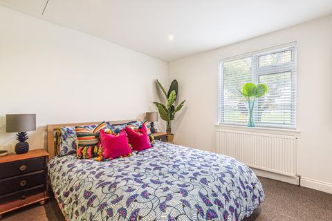 23 Loop Road, Woking, GU22 9BQ