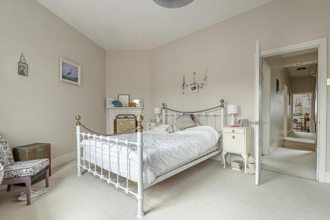 70 Avarn Road, London, SW17 9HA