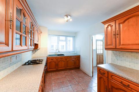 2 bedroom maisonette to rent, Mersham Road, Thorton Heath, CR7