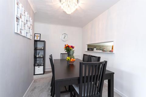 62 Brookside Walk, Tadley, RG26 3RW