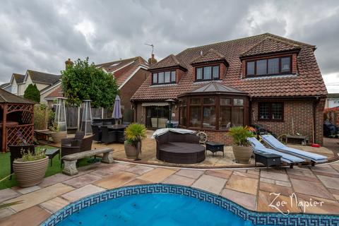 Oysters Riverton Drive, St Lawrence, Southminster, CM0 7NG