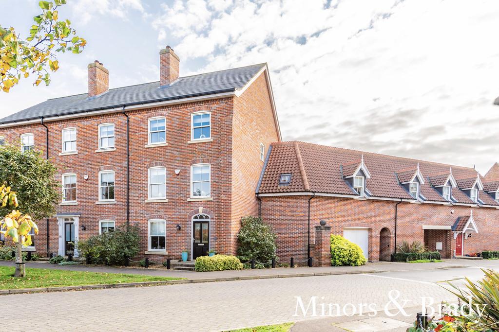 St. Michaels Avenue, Aylsham 5 bed link detached house £425,000