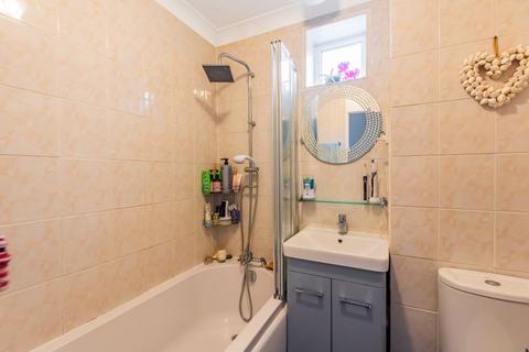 6 Edwards Close, Worcester Park, KT4 8PE