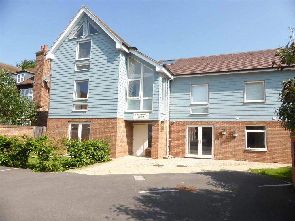 Reading Road, Pangbourne, Berkshire 2 bed apartment £310,000