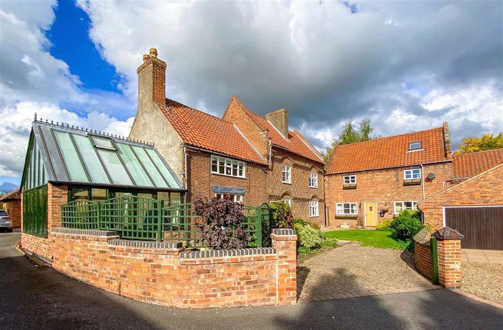 Main Street, East Leake, LE12 7 bed detached house £699,950