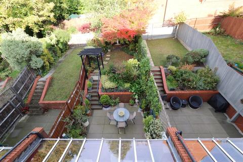 11a Greensleeves Drive, Warley, Brentwood, CM14 5WD