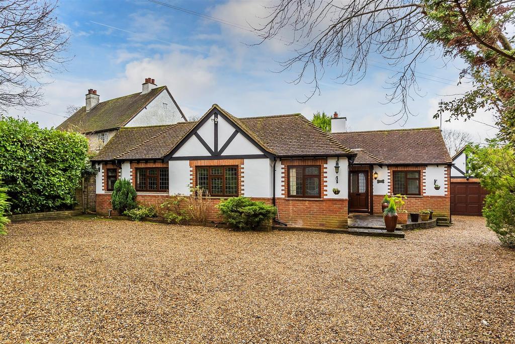 Norrels Drive East Horsley 4 bed bungalow £2,950 pcm (£681 pw)