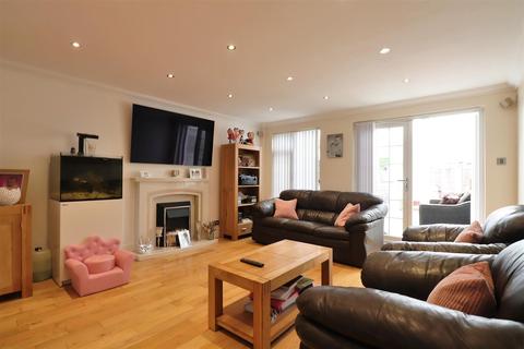 5 Kinder Close, London, SE28 8HG