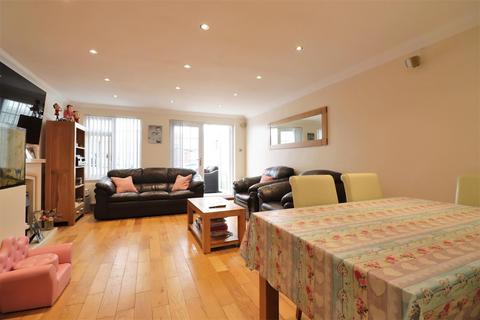 5 Kinder Close, London, SE28 8HG