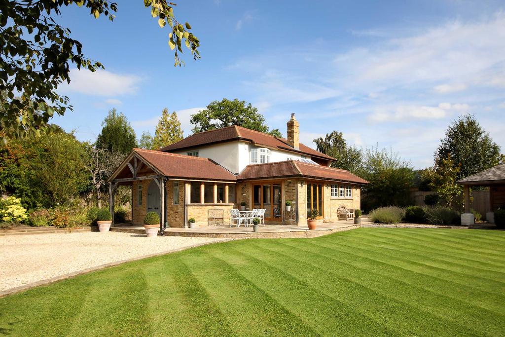 School Road, Windlesham, Surrey, GU20 4 bed detached house £1,850,000