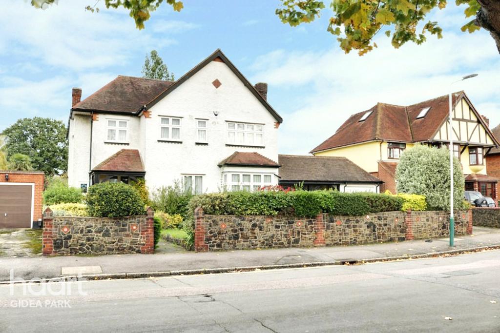 Oaklands Avenue, Romford, RM1 5 bed detached house £940,000