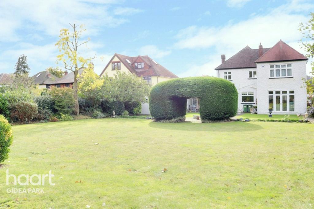 Oaklands Avenue, Romford, RM1 5 bed detached house £940,000